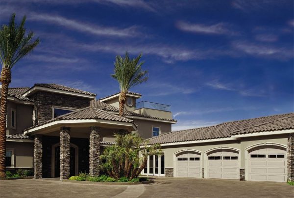 Wayne Dalton 9100 Colonial / Ranch garage doors on a home